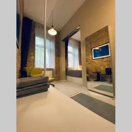 Wunderschoene Ladenwohnung In Kreuzberg *